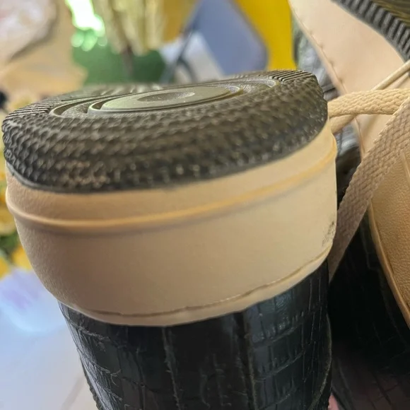 Classic Black Crocodile-Pattern Sneakers - Picture 9 of 16